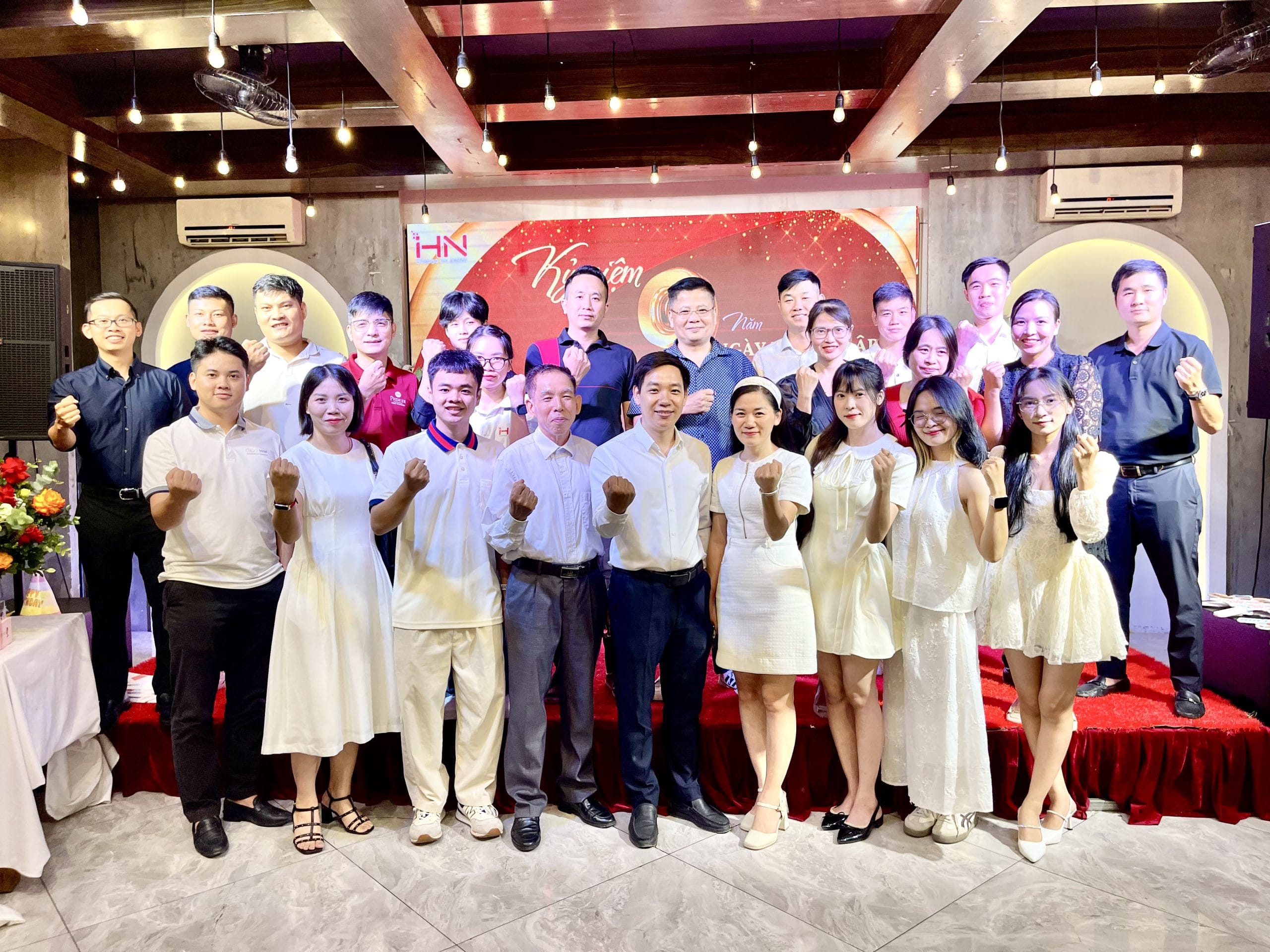 Toàn thể CBNV IHN tại lễ kỷ niệm 9 năm thành lập