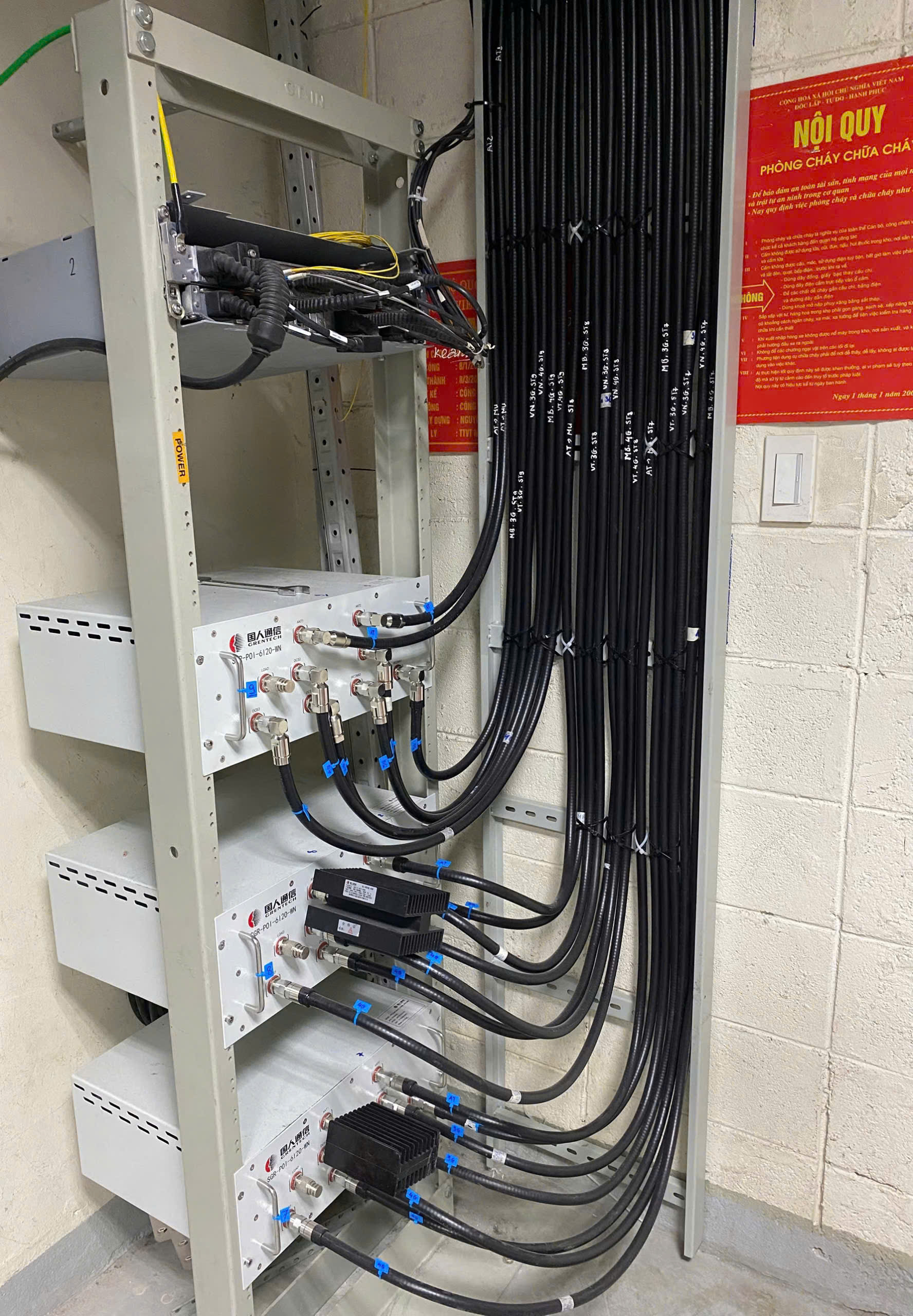 Tuyến feeder cable có nhãn mã hóa đi vào tủ POI của hệ thống IBS