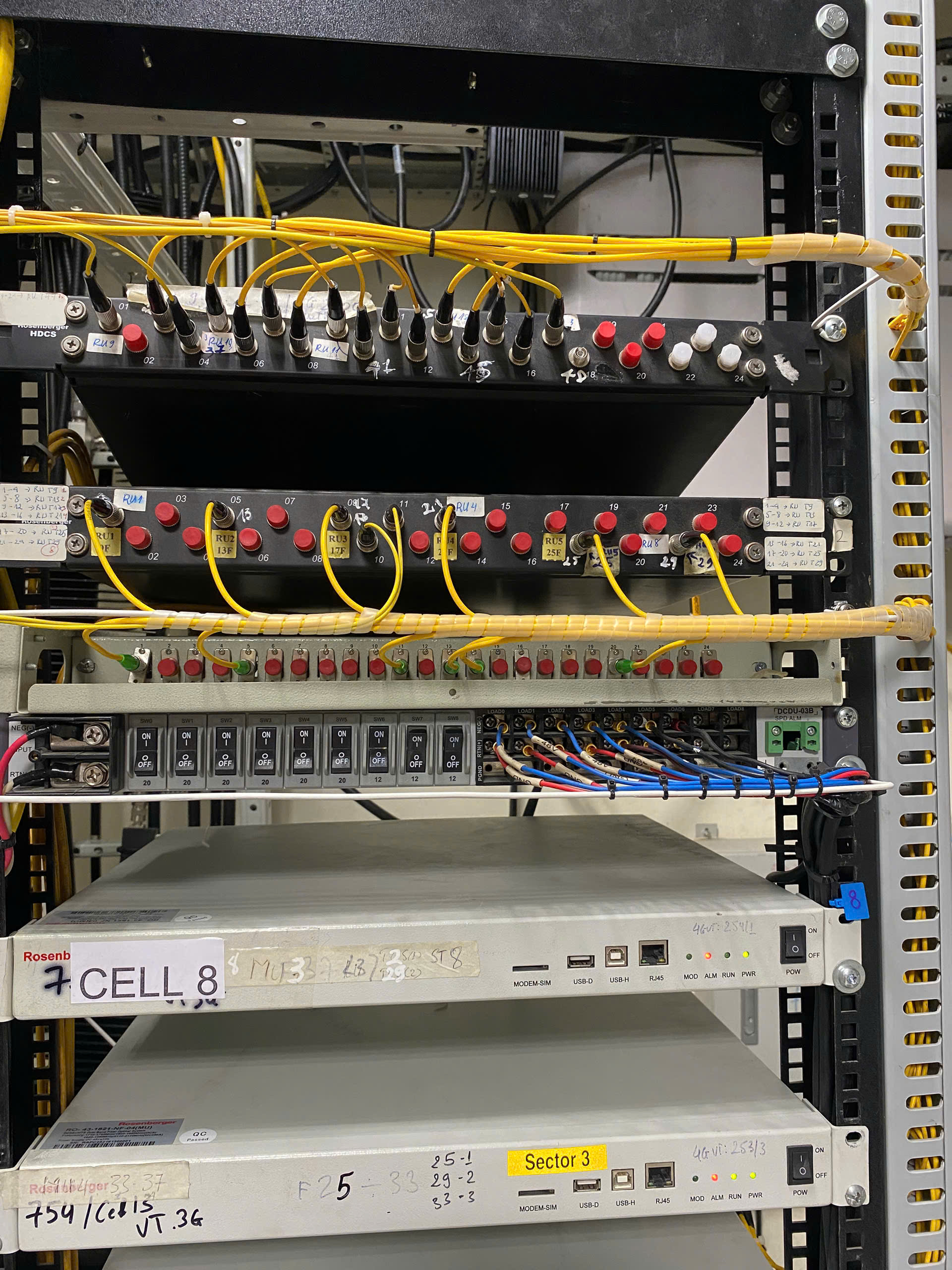 Nhãn nhận dạng cell sector và patch panel quang trong tủ thiết bị hệ thống IBS