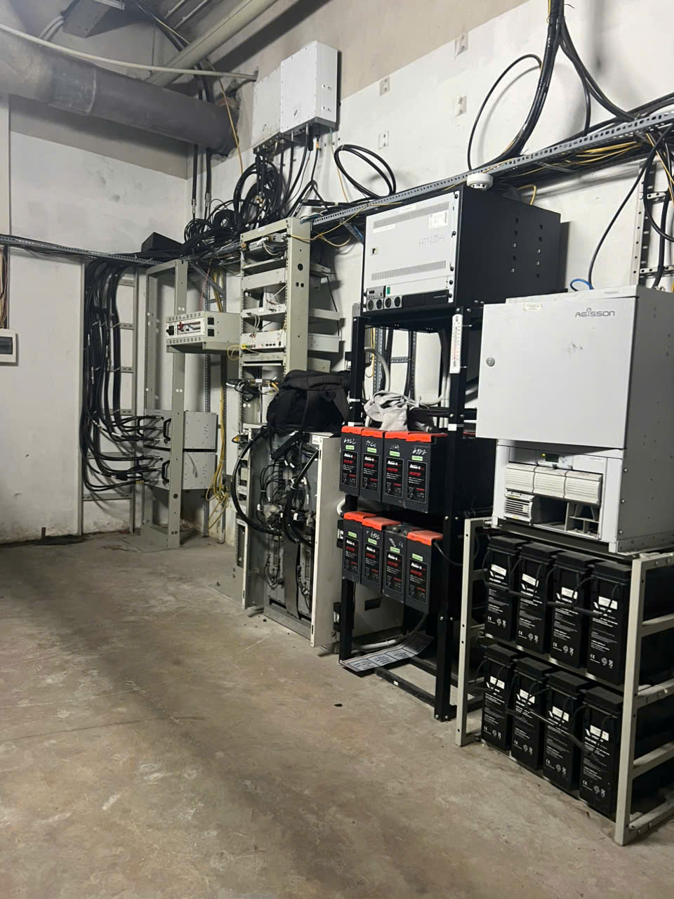 Phòng thiết bị hệ thống IBS với tủ rack, tủ nguồn DC và dàn ắc quy dự phòng
